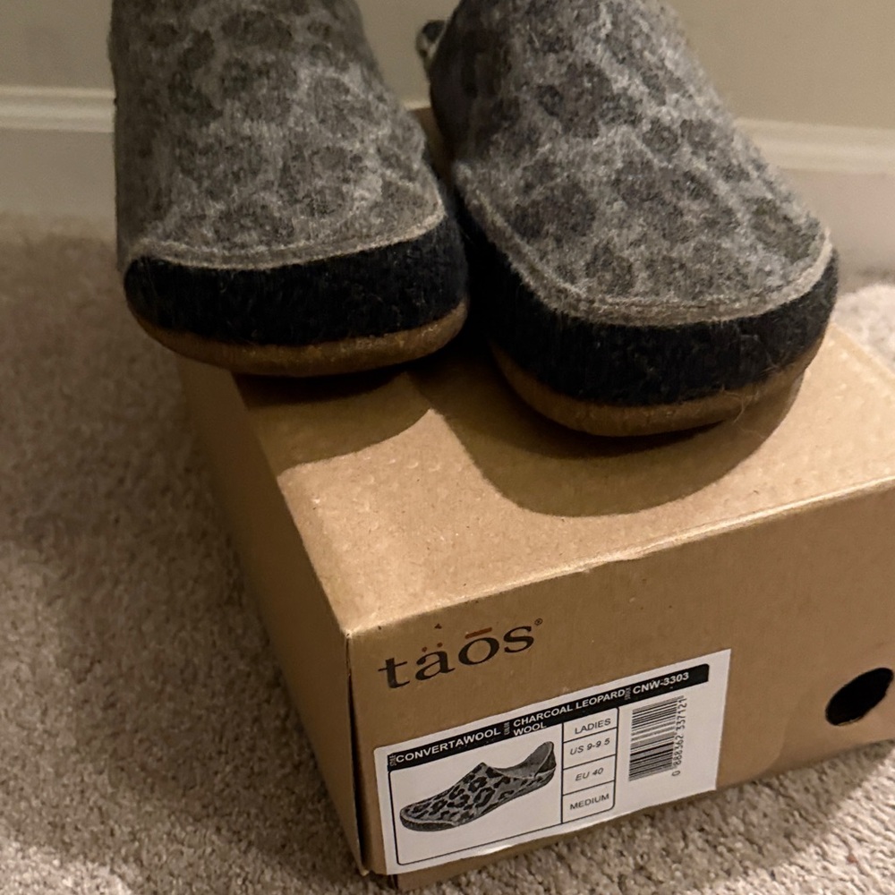 Taos Footwear Womens Gray Leopard Slippers